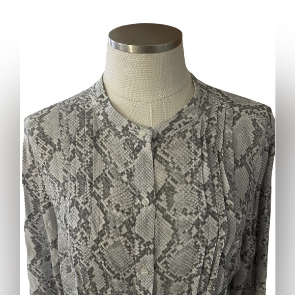 Talbots Snakeskin Pattern Pleated Blouse Size Large - Picture 2 of 5